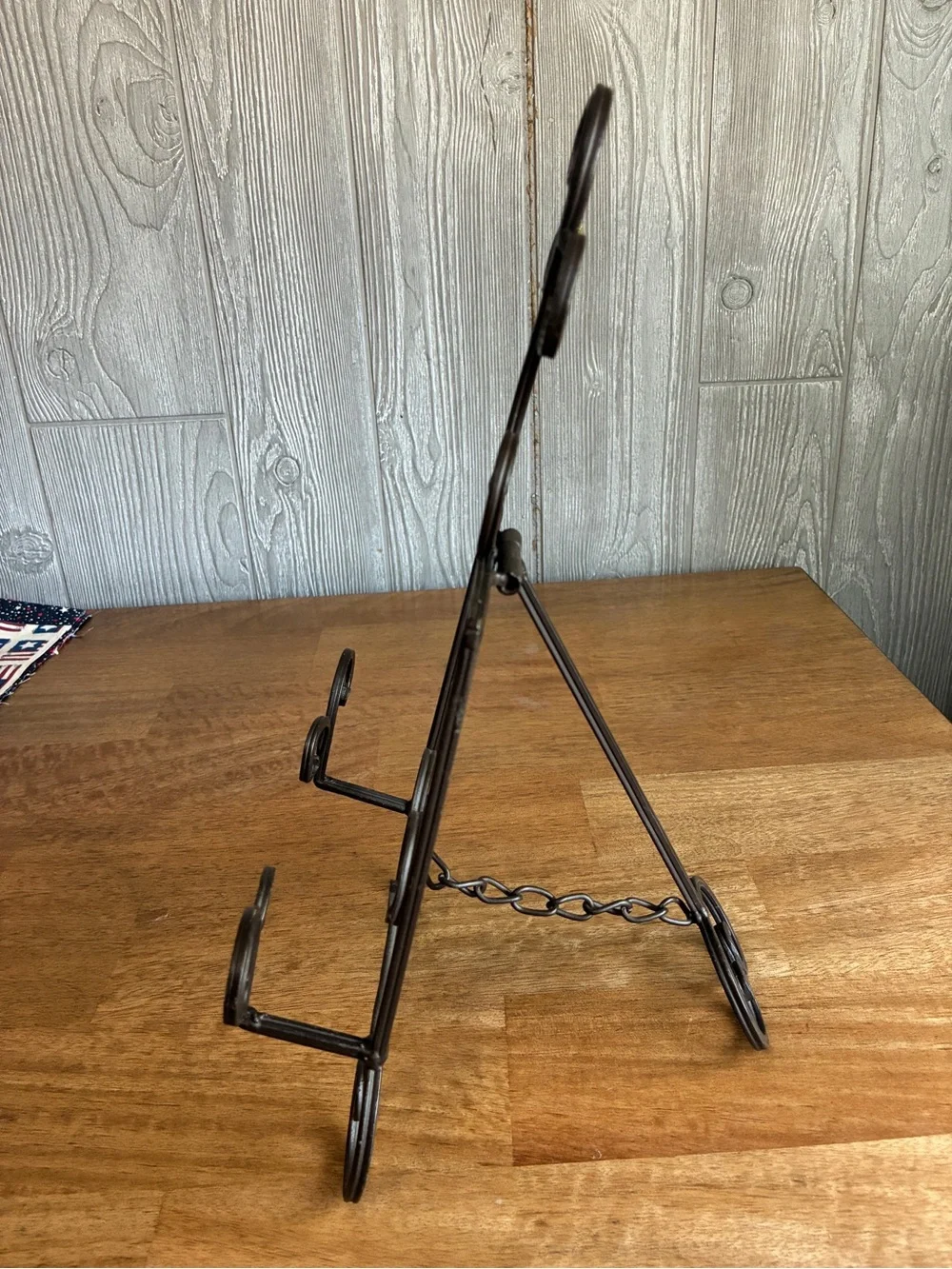 Ornate Metal Scroll Display Easel - Brown